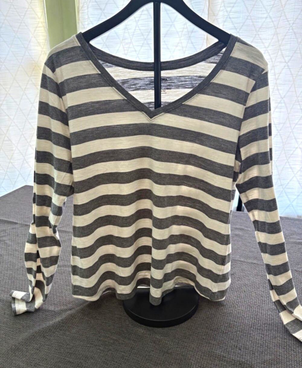 Sonoma Everyday Women's V-Neck Long Sleeve Striped Knit T-Shirt Gray/White L